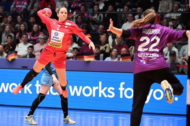 Serbia's wing #02 Sanja Radosavljevic (L) and Uruguay's Uruguayan goalkeeper #22 Agustina Modernell vie for the ball during the preliminary round Group C match between Serbia and Uruguay during the IHF Women's Handball World Championship in Stuttgart, southwestern Germany on November 26, 2025. (Photo by THOMAS KIENZLE / AFP)