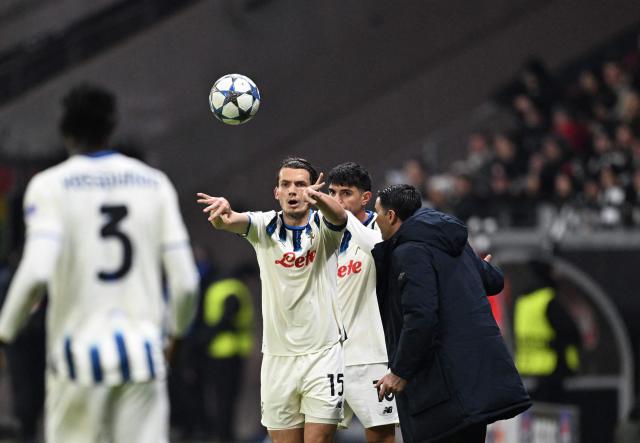 Atalanta's Dutch midfielder #15 Marten de Roon reacts (C) during the UEFA Champions League league phase day 5 football match between Eintracht Frankfurt and Atalanta Bergamo in Frankfurt, Germany, on November 26, 2025. (Photo by Kirill KUDRYAVTSEV / AFP)