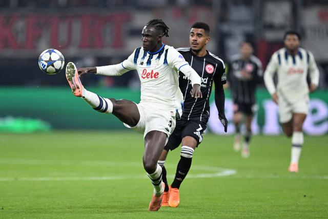 Atalanta's Ivorian defender #03 Odilon Kossounou (L) and Frankfurt's German forward #07 Ansgar Knauff vie for the ball during the UEFA Champions League league phase day 5 football match between Eintracht Frankfurt and Atalanta Bergamo in Frankfurt, Germany, on November 26, 2025. (Photo by Kirill KUDRYAVTSEV / AFP)
