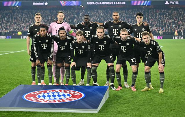 Bayern Munich's German goalkeeper #01 Manuel Neuer stands with teammates Bayern Munich's Croatian defender #44 Josip Stanisic, Bayern Munich's German defender #04 Jonathan Tah, Bayern Munich's French defender #02 Dayot Upamecano, Bayern Munich's Austrian midfielder #27 Konrad Laimer, Bayern Munich's French midfielder #17 Michael Olise, Bayern Munich's German midfielder #06 Joshua Kimmich, Bayern Munich's German midfielder #42 Lennart Karl, Bayern Munich's German midfielder #45 Aleksandar Pavlovic, Bayern Munich's German forward #07 Serge Gnabry and Bayern Munich's English forward #09 Harry Kane for a team photo ahead during the UEFA Champions League league phase football match between Arsenal and Bayern Munich at the Emirates Stadium in north London on November 26, 2025. (Photo by Ben STANSALL / AFP)