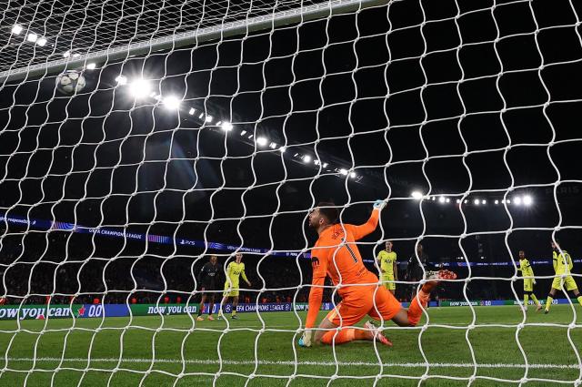 TOPSHOT - Tottenham's Italian goalkeeper #01 Guglielmo Vicario (R) watches the ball hit the back of the net as Paris Saint-Germain's Portuguese midfielder #17 Vitinha (not pictured) scores Paris Saint-Germain's first goal during the UEFA Champions League, league phase - matchday 5, football match between Paris Saint-Germain (PSG) and Tottenham Hotspur FC at the Parc des Princes stadium in Paris on November 26, 2025. (Photo by FRANCK FIFE / AFP)
