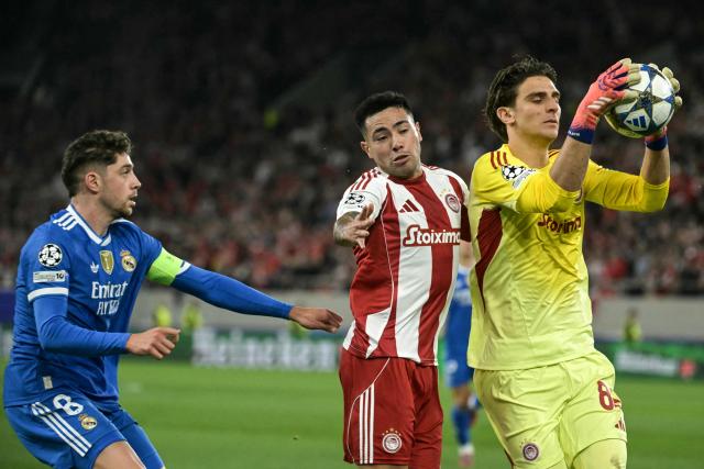 Olympiakos' Argentine defender #03 Francisco Ortega (C) reacts as Olympiakos' Greek goalkeeper #88 Kostas Tzolakis (R) catches the ball during the UEFA Champions League, league phase - matchday 5, football match between Olympiakos (GRE) and Real Madrid (ESP) at the Georgios Karaiskakis Stadium in Piraeus on November 26, 2025. (Photo by Angelos Tzortzinis / AFP)
