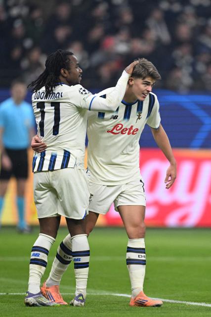 Atalanta's Nigerian forward #11 Ademola Lookman (L) and Atalanta's Belgian forward #17 Charles De Ketelaere celebrate after the latter scored the 0-3 goal vie for the ball during the UEFA Champions League league phase day 5 football match between Eintracht Frankfurt and Atalanta Bergamo in Frankfurt, Germany, on November 26, 2025. (Photo by Kirill KUDRYAVTSEV / AFP)