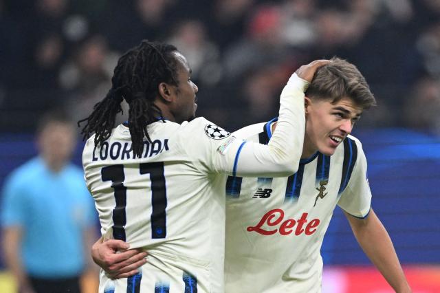 Atalanta's Nigerian forward #11 Ademola Lookman (L) and Atalanta's Belgian forward #17 Charles De Ketelaere celebrate after the latter scored the 0-3 goal vie for the ball during the UEFA Champions League league phase day 5 football match between Eintracht Frankfurt and Atalanta Bergamo in Frankfurt, Germany, on November 26, 2025. (Photo by Kirill KUDRYAVTSEV / AFP)