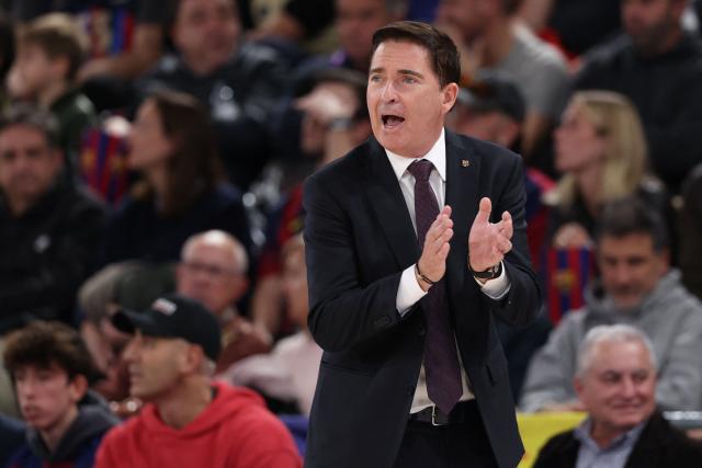 Barcelona's Spanish coach Xavi Pascual gives instructions to his players during the Euroleague basketball between FC Barcelona and Asvel Lyon-Villeurbanne at the Palau Blaugrana arena in Barcelona, Spain, on November 26, 2025. (Photo by Lluis GENE / AFP)