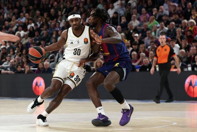 ASVEL Villeurbanne's US guard #30 Glynn Watson and Barcelona's US forward #03 Myles Cale fight for the ball during the Euroleague basketball between FC Barcelona and Asvel Lyon-Villeurbanne at the Palau Blaugrana arena in Barcelona, Spain, on November 26, 2025. (Photo by Lluis GENE / AFP)