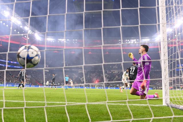 Frankfurt's German goalkeeper #23 Michael Zetterer (R) reacts after the first Atalanta Bergamo's 0-1 goal during the UEFA Champions League league phase day 5 football match between Eintracht Frankfurt and Atalanta Bergamo in Frankfurt, Germany, on November 26, 2025. (Photo by Kirill KUDRYAVTSEV / AFP)