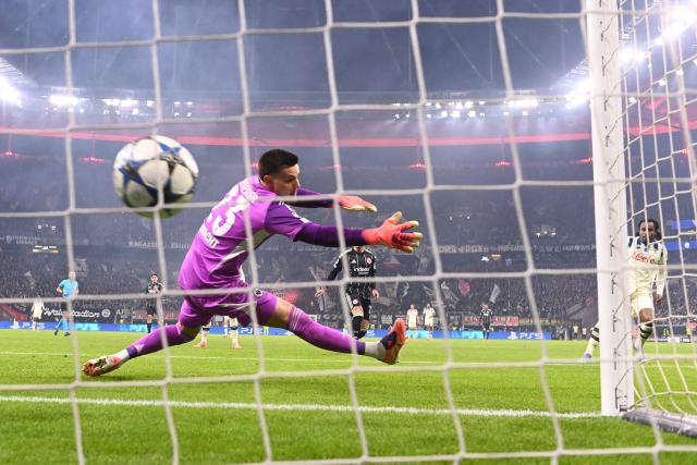 TOPSHOT - Atalanta's Nigerian forward #11 Ademola Lookman (R) scores the 0-1 opening goal passed Frankfurt's German goalkeeper #23 Michael Zetterer (L) during the UEFA Champions League league phase day 5 football match between Eintracht Frankfurt and Atalanta Bergamo in Frankfurt, Germany, on November 26, 2025. (Photo by Kirill KUDRYAVTSEV / AFP)
