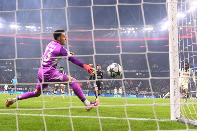 Atalanta's Nigerian forward #11 Ademola Lookman (R) scores the 0-1 opening goal passed Frankfurt's German goalkeeper #23 Michael Zetterer (L) vie for the ball during the UEFA Champions League league phase day 5 football match between Eintracht Frankfurt and Atalanta Bergamo in Frankfurt, Germany, on November 26, 2025. (Photo by Kirill KUDRYAVTSEV / AFP)