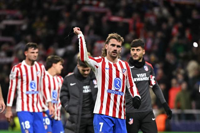 Atletico Madrid's French forward #07 Antoine Griezmann and teammates celebrate after the UEFA Champions League, league phase day 5 football match between Club Atletico de Madrid and Inter Milan at the Metropolitano Stadium in Madrid on November 26, 2025. Atletico Madrid won 2-1. (Photo by Javier SORIANO / AFP)