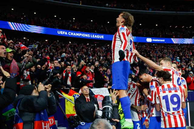 Atletico Madrid's French forward #07 Antoine Griezmann (L) and teammates celebrate after Atletico Madrid's Uruguayan defender #02 Jose Gimenez scored their second goal during the UEFA Champions League, league phase day 5 football match between Club Atletico de Madrid and Inter Milan at the Metropolitano Stadium in Madrid on November 26, 2025. (Photo by Pierre-Philippe MARCOU / AFP)