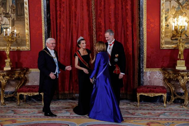 German President Frank-Walter Steinmeier (L) and his wife Elke Buedenbender (2R) greet Spain's King Felipe VI (R) and Queen Letizia during a gala dinner at the Royal Palace in Madrid on November 26, 2025, on the first day of his state visit to Spain. (Photo by OSCAR DEL POZO / AFP)
