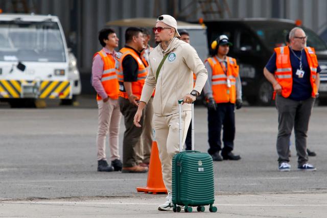 Palmeiras' forward #10 Paulinho arrives at the Peruvian Air Force (FAP) Grupo Aereo Nº 8 (8th Air Group) base in Callao, in the outskirts of Lima, on November 26, 2025, ahead of the Copa Libertadores final football match between Brazil's Palmeiras and Brazil's Flamengo in the Peruvian capital on November 29. (Photo by Renato Pajuelo / AFP)