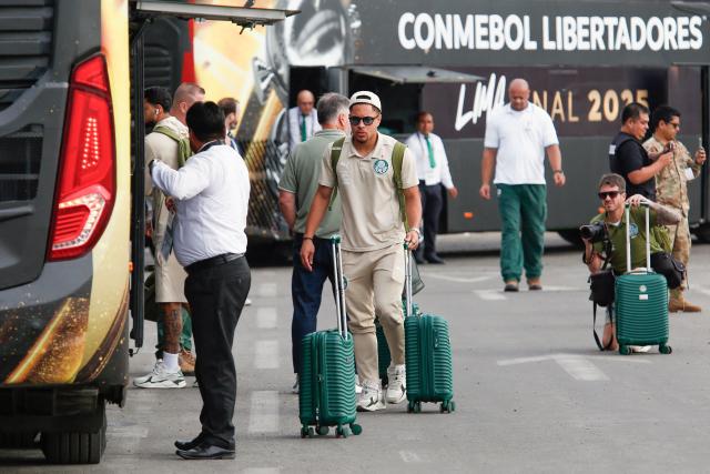 CORRECTION / Palmeiras' forward #09 Vitor Roque arrives at the Peruvian Air Force (FAP) Grupo Aereo Nº 8 (8th Air Group) base in Callao, in the outskirts of Lima, on November 26, 2025, ahead of the Copa Libertadores final football match between Brazil's Palmeiras and Brazil's Flamengo in the Peruvian capital on November 29. (Photo by Renato Pajuelo / AFP) / The erroneous mention[s] appearing in the metadata of this photo by Renato Pajuelo has been modified in AFP systems in the following manner: [Palmeiras forward  # 09] instead of [Palmeiras' forward #10 Paulinho]. Please immediately remove the erroneous mention[s] from all your online services and delete it (them) from your servers. If you have been authorized by AFP to distribute it (them) to third parties, please ensure that the same actions are carried out by them. Failure to promptly comply with these instructions will entail liability on your part for any continued or post notification usage. Therefore we thank you very much for all your attention and prompt action. We are sorry for the inconvenience this notification may cause and remain at your disposal for any further information you may require.