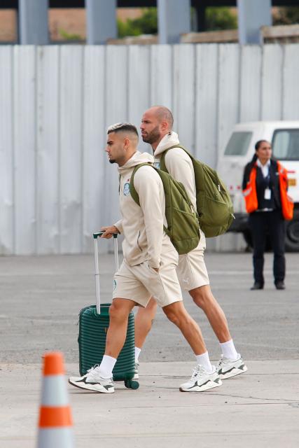 Palmeiras' midfielder #08 Andreas Pereira (L) and Palmeiras' goalkeeper #14 Marcelo Lomba arrive at the Peruvian Air Force (FAP) Grupo Aereo Nº 8 (8th Air Group) base in Callao, in the outskirts of Lima, on November 26, 2025, ahead of the Copa Libertadores final football match between Brazil's Palmeiras and Brazil's Flamengo in the Peruvian capital on November 29. (Photo by Renato Pajuelo / AFP)