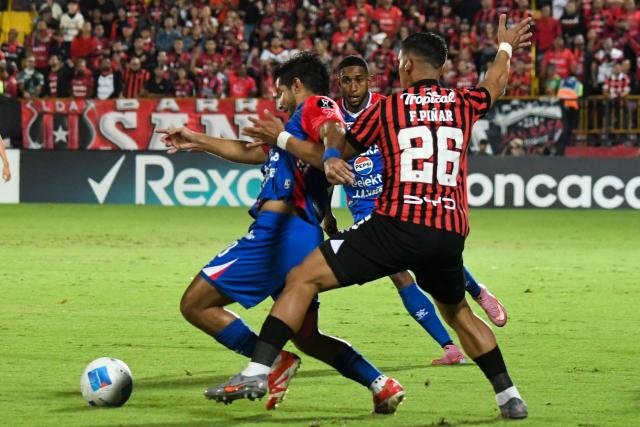 Xelaju's midfielder #10 Antonio Lopez (L) and Alajuelense's defender #26 Fernando Pinar (R) fight for the ball during the CONCACAF Central American Cup final first leg football match between Guatemala's Xelaju and Costa Rica's Alajuelense at the Alejandro Morera Soto Stadium in Alajuela, Costa Rica, on November 26, 2025. (Photo by Ezequiel BECERRA / AFP)