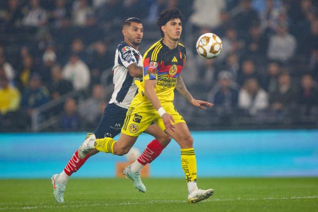 Monterrey's forward #17 Jesus Corona (L) and America's defender #05 Kevin Alvarez (R) fight for the ball during the Liga MX Apertura quarter-final first leg football match between Monterrey and America at the BBVA Stadium in Monterrey, Nuevo Leon state, Mexico, on November 26, 2025. (Photo by Julio Cesar AGUILAR / AFP)