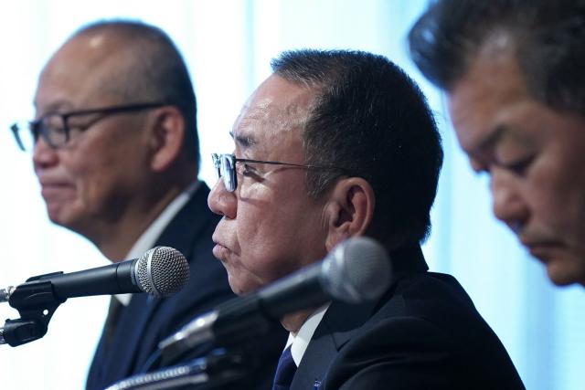 Asahi Group Holdings President and CEO Atsushi Katsuki (C) speaks during a press conference at a hotel in Tokyo on November 27, 2025. Japanese beer giant Asahi said on November 27 it has delayed the release of full-year financial results due to a major ongoing cyberattack that began in late September. (Photo by Kazuhiro NOGI / AFP)