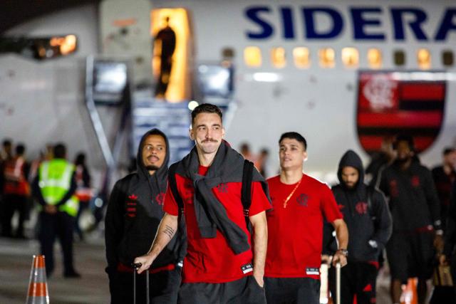 Flamengo's defender #03 Leo Ortiz (C) arrives at the Peruvian Air Force (FAP) Grupo Aereo Nº 8 (8th Air Group) base in Callao, in the outskirts of Lima, on November 26, 2025, ahead of the Copa Libertadores final football match between Brazil's Palmeiras and Brazil's Flamengo in the Peruvian capital on November 29. (Photo by Renato PAJUELO / AFP)