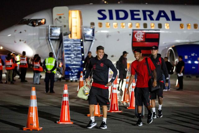 Flamengo's Colombian midfielder #15 Jorge Carrascal (L) arrives at the Peruvian Air Force (FAP) Grupo Aereo Nº 8 (8th Air Group) base in Callao, in the outskirts of Lima, on November 26, 2025, ahead of the Copa Libertadores final football match between Brazil's Palmeiras and Brazil's Flamengo in the Peruvian capital on November 29. (Photo by Renato PAJUELO / AFP)
