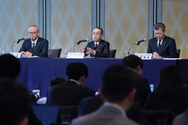 Asahi Group Holdings President and CEO Atsushi Katsuki (C) speaks during a press conference at a hotel in Tokyo on November 27, 2025. Japanese beer giant Asahi said on November 27 it has delayed the release of full-year financial results due to a major ongoing cyberattack that began in late September. (Photo by Kazuhiro NOGI / AFP)