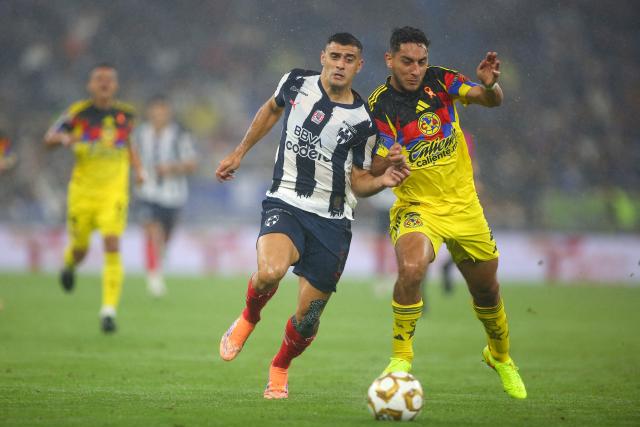 Monterrey's Argentine forward #07 German Berterame (L) and America's Uruguayan defender #04 Sebastian Caceres (R) fight for the ball during the Liga MX Apertura quarter-final first leg football match between Monterrey and America at the BBVA Stadium in Monterrey, Nuevo Leon state, Mexico, on November 26, 2025. (Photo by Julio Cesar AGUILAR / AFP)