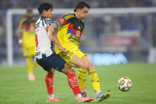 Monterrey's Spanish midfielder #08 Oliver Torres (L) and America's US forward #10 Alejandro Zendejas (R) fight for the ball during the Liga MX Apertura quarter-final first leg football match between Monterrey and America at the BBVA Stadium in Monterrey, Nuevo Leon state, Mexico, on November 26, 2025. (Photo by Julio Cesar AGUILAR / AFP)