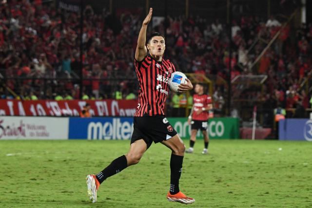 Alajuelense's Mexican forward #18 Ronaldo Cisneros celebrates scoring his team's first goal during the CONCACAF Central American Cup final first leg football match between Guatemala's Xelaju and Costa Rica's Alajuelense at the Alejandro Morera Soto Stadium in Alajuela, Costa Rica, on November 26, 2025. (Photo by Ezequiel BECERRA / AFP)