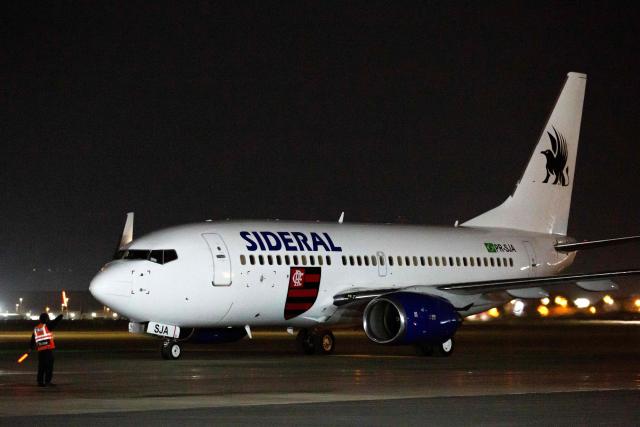 A plane of Sideral airlines carrying Flamengo's team taxis upon arrival at the Peruvian Air Force (FAP) Grupo Aereo Nº 8 (8th Air Group) base in Callao, in the outskirts of Lima, on November 26, 2025, ahead of the Copa Libertadores final football match between Brazil's Palmeiras and Brazil's Flamengo in the Peruvian capital on November 29. (Photo by Renato PAJUELO / AFP)