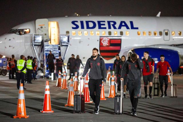 Flamengo's goalkeeper #25 Matheus Cunha (C) arrives at the Peruvian Air Force (FAP) Grupo Aereo Nº 8 (8th Air Group) base in Callao, in the outskirts of Lima, on November 26, 2025, ahead of the Copa Libertadores final football match between Brazil's Palmeiras and Brazil's Flamengo in the Peruvian capital on November 29. (Photo by Renato PAJUELO / AFP)