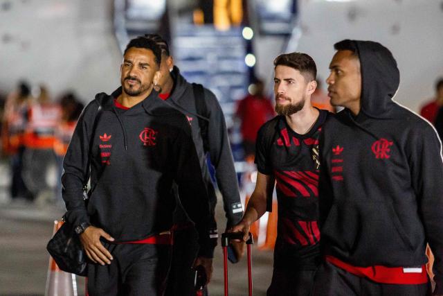 Flamengo's defender #13 Danilo (L) and Italian midfielder #21 Jorginho (R) arrive at the Peruvian Air Force (FAP) Grupo Aereo Nº 8 (8th Air Group) base in Callao, in the outskirts of Lima, on November 26, 2025, ahead of the Copa Libertadores final football match between Brazil's Palmeiras and Brazil's Flamengo in the Peruvian capital on November 29. (Photo by Renato Pajuelo / AFP)