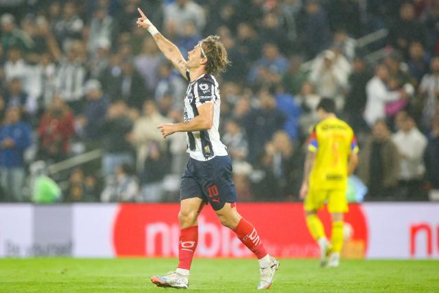 Monterrey's Spanish midfielder #10 Sergio Canales celebrates scoring his team's first goal during the Liga MX Apertura quarter-final first leg football match between Monterrey and America at the BBVA Stadium in Monterrey, Nuevo Leon state, Mexico, on November 26, 2025. (Photo by Julio Cesar AGUILAR / AFP)