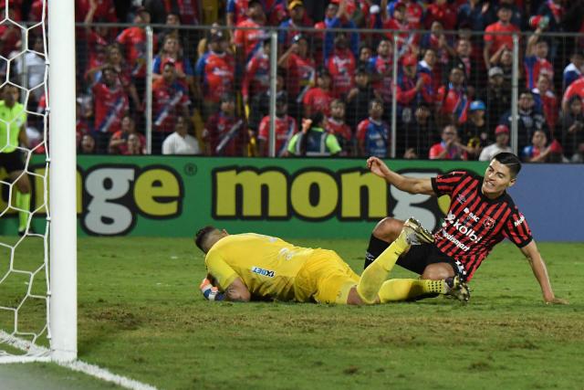 Xelaju's Uruguayan goalkeeper #01 Ruben Dario Silva (L) makes a save past Alajuelense's Mexican forward #18 Ronaldo Cisneros (R) during the CONCACAF Central American Cup final first leg football match between Guatemala's Xelaju and Costa Rica's Alajuelense at the Alejandro Morera Soto Stadium in Alajuela, Costa Rica, on November 26, 2025. (Photo by Ezequiel BECERRA / AFP)