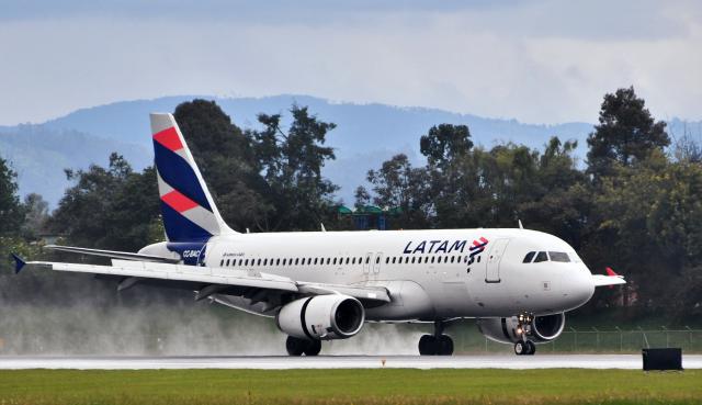 (FILES) A Latam plane lands at El Dorado International Airport in Bogota, on May 14, 2022. Venezuela announced that it had revoked the operating licenses of six airlines on November 26, 2025, accusing them of "terrorism" after they suspended their routes due to a warning issued by the United States about military activity in the region. The measure applies to Spain's Iberia, Portugal's TAP, Colombia's Avianca, Chile-Brazil's Latam, Brazil's GOL, and Turkey's Turkish Airlines. (Photo by DANIEL MUNOZ / AFP)