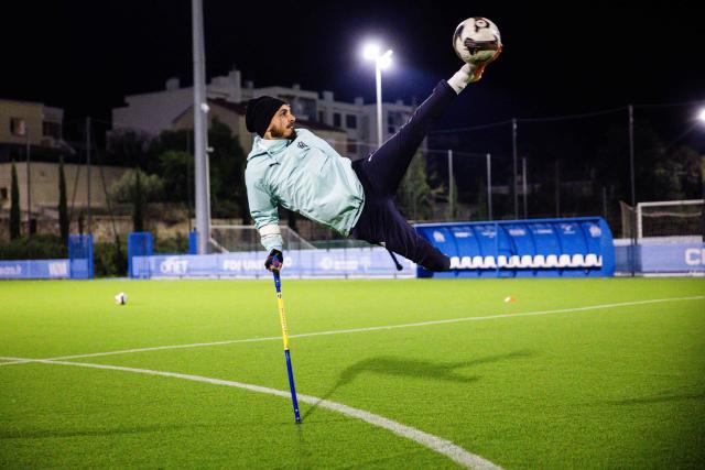 Billy Lunaschi of the Olympic de Marseille (OM) "Football for amputee" team takes part in a training session at the "OM Campus" in Marseille, southeastern France, on November 22, 2025. Accidents or illness may have taken a leg or a hand from them, but not their desire or joy to play football at a high level: on the weekend of November 29, 2025, OM's amputee team begins the French championship at home, dreaming of the Champions League. (Photo by CLEMENT MAHOUDEAU / AFP)