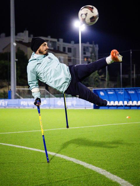 Billy Lunaschi of the Olympic de Marseille (OM) "Football for amputee" team takes part in a training session at the "OM Campus" in Marseille, southeastern France, on November 22, 2025. Accidents or illness may have taken a leg or a hand from them, but not their desire or joy to play football at a high level: on the weekend of November 29, 2025, OM's amputee team begins the French championship at home, dreaming of the Champions League. (Photo by CLEMENT MAHOUDEAU / AFP)