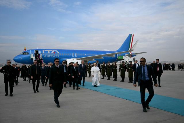 TOPSHOT - Pope Leo XIV disembarks from his plane after his arrival at Esenboga International Airport  in Ankara on November 27, 2025. Pope Leo XIV arrived in Turkey on the first overseas trip of his papacy, which will also take him to Lebanon. (Photo by OZAN KOSE / AFP)
