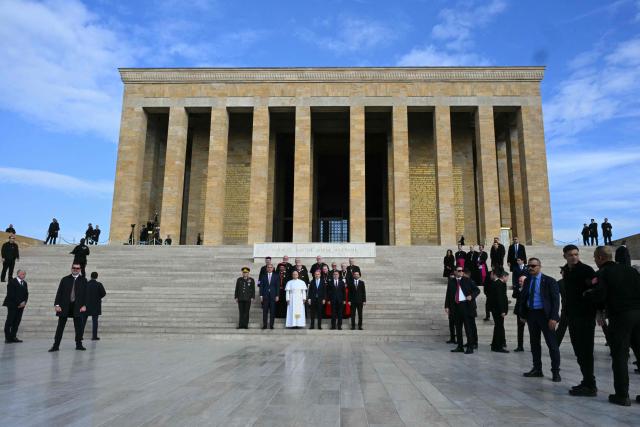 Pope Leo XIV poses with authorities during a visit to the Ataturk Mausoleum (An?tkabir) in Ankara during a six-day visit to Turkey and Lebanon, on November 27, 2025. (Photo by Andreas SOLARO / AFP)