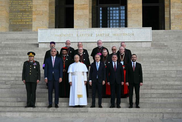 Pope Leo XIV poses with authorities during a visit to the Ataturk Mausoleum (An?tkabir) in Ankara during a six-day visit to Turkey and Lebanon, on November 27, 2025. (Photo by Andreas SOLARO / AFP)