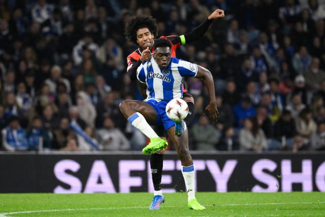 FC Porto's Spanish forward #09 Samuel Omorodion (R) tussles with Nice's Brazilian defender #04 Dante during the UEFA Europa League first round football match between FC Porto and OGC Nice at Dragao stadium in Porto on November 27, 2025. (Photo by Miguel RIOPA / AFP)