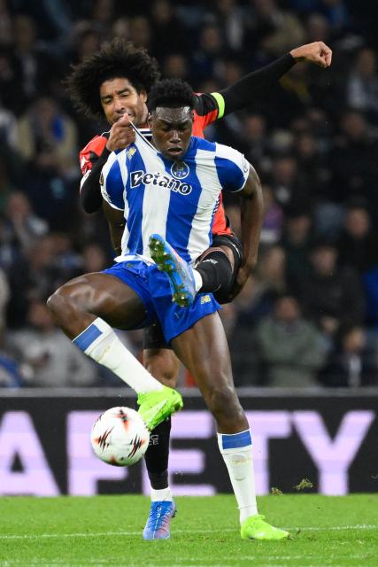 FC Porto's Spanish forward #09 Samuel Omorodion (R) tussles with Nice's Brazilian defender #04 Dante during the UEFA Europa League first round football match between FC Porto and OGC Nice at Dragao stadium in Porto on November 27, 2025. (Photo by Miguel RIOPA / AFP)