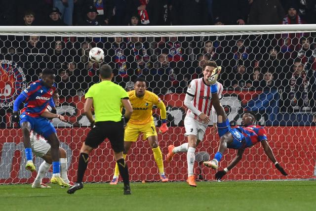Viktoria Plzen's Liberia defender #40 Sampson Dweh and Freiburg's German midfielder #06 Patrick Osterhage vie for the ball during the UEFA Europa League football match between FC Viktoria Plzen and SC Freiburg in Plzen, Czech Republic on November 27, 2025. (Photo by Michal Cizek / AFP)