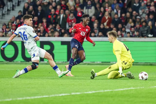Lille's Portuguese forward #27 Felix Correia (C) scores his team's first goal past Dinamo Zagreb's Spanish defender #36 Sergi Dominguez (L) and Dinamo Zagreb's Croatian goalkeeper #44 Ivan Filipovic (R) during the UEFA Europa League football match between Lille (LOSC) and GNK Dinamo Zagreb at the Pierre-Mauroy Stadium in Villeneuve-d'Ascq, northern France, on November 27, 2025. (Photo by Sameer Al-DOUMY / AFP)
