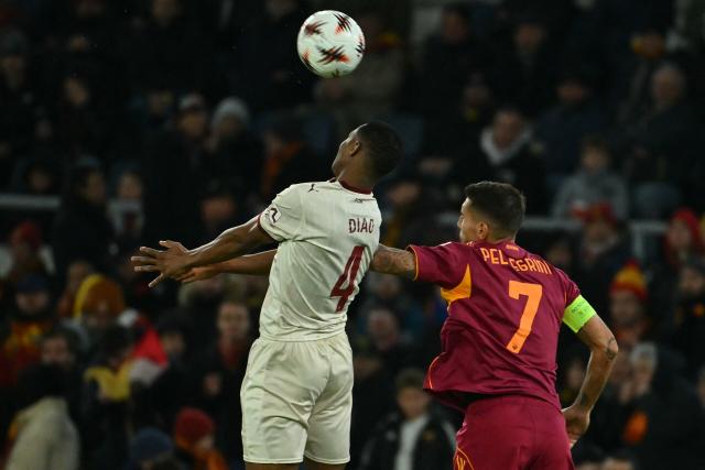 Roma's Italian midfielder #07 Lorenzo Pellegrini fights for the ball with Midtjylland's Senegalese defender #04 Ousmane Diao during the UEFA Europa League 1st round day 5 football match between AS Roma and Midtjylland at the Olympic Stadium in Rome on November 27, 2025. (Photo by Filippo MONTEFORTE / AFP)