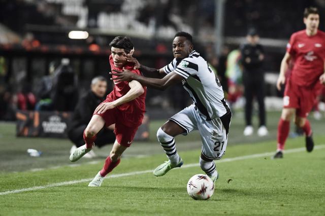 Brann Bergen's Norwegian midfielder #14 Ulrik Mathisen (L) fights for the ball with PAOK's Ghanaian defender #21 Abdul Rahman Baba during the UEFA Europa League football match between PAOK FC and Sportsklubben Brann at the Toumba Stadium in Thessaloniki on November 27, 2025. (Photo by Sakis Mitrolidis / AFP)