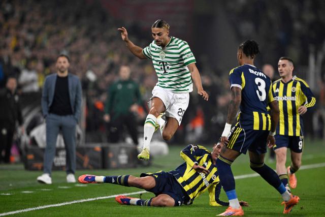 Fenerbahce's Portugal Defender #27 Nelson Semedo  (L) and Ferencvarosi’s Latvia midfielder #25 Cebrails Makreckis (C) fight for the ball during the UEFA Europa League 5 round day football match between Ferencvarosi TC and Fenerbahce at the Chobani Stadium in Istanbul, on November 27, 2025. (Photo by Yasin AKGUL / AFP)