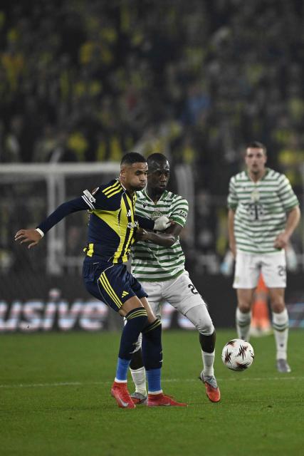 Fenerbahce's Moroccan forward #19 Youssef En-Nesyri (L) and Ferencvarosi’s French  defender #27  Ibrahim Cisse during the UEFA Europa League 5 round day football match between Ferencvarosi TC and Fenerbahce at the Chobani Stadium in Istanbul, on November 27, 2025. (Photo by Yasin AKGUL / AFP)
