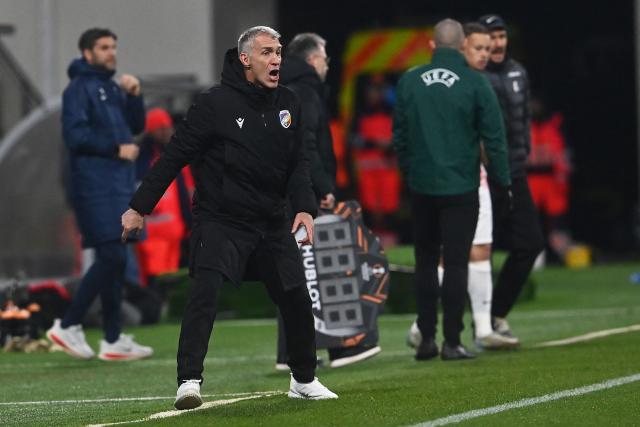 Viktoria Plzen's Czech head coach Martin Hysky reacts during the UEFA Europa League football match between FC Viktoria Plzen and SC Freiburg in Plzen, Czech Republic on November 27, 2025. (Photo by Michal Cizek / AFP)