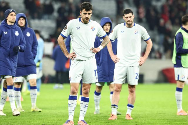 Dinamo Zagreb's Croatian forward #17 Sandro Kulenovic (C) reacts after his team's defeat  at the end of the UEFA Europa League football match between Lille (LOSC) and GNK Dinamo Zagreb at the Pierre-Mauroy Stadium in Villeneuve-d'Ascq, northern France, on November 27, 2025. (Photo by Sameer Al-DOUMY / AFP)