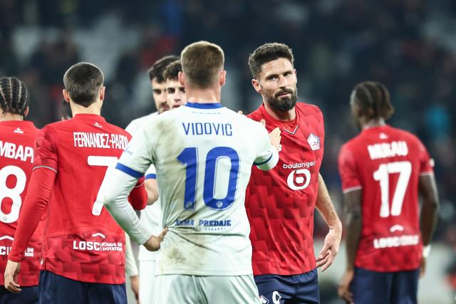 Lille's French forward #09 Olivier Giroud (R) greets Dinamo Zagreb's Croatian midfielder #10 Gabriel Vidovic at the end of the UEFA Europa League football match between Lille (LOSC) and GNK Dinamo Zagreb at the Pierre-Mauroy Stadium in Villeneuve-d'Ascq, northern France on November 27, 2025. (Photo by Sameer Al-DOUMY / AFP)
